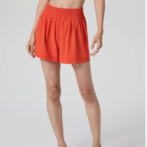 Vuori Pants - Vuori Villa Short in Bright Poppy Size S